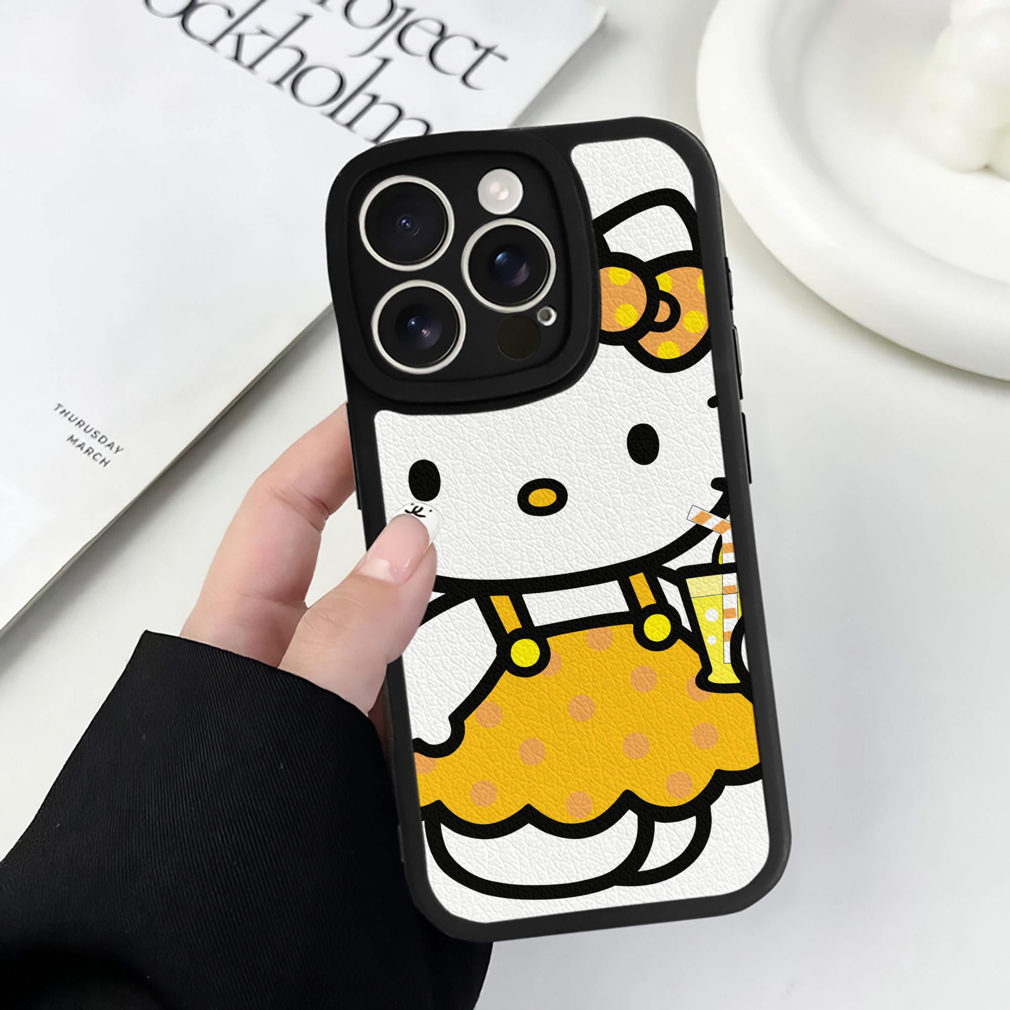 （画像用） Hello Kitty ハローキティ 【iPhone 16シリーズ対応】シリコンスマホケース（レザー調） 材質：シリコン